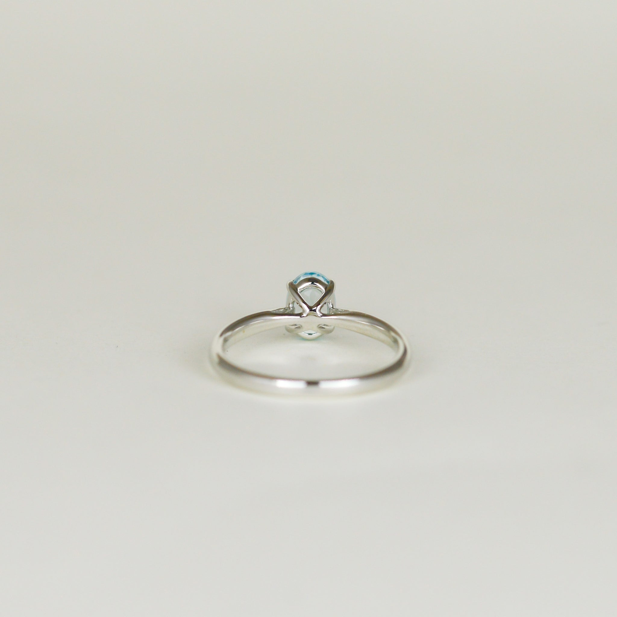 9ct White Gold 0.90ct Oval Blue Topaz Ring