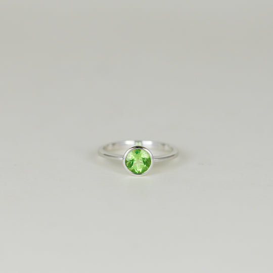 9ct White Gold 1.05ct Round Peridot Ring