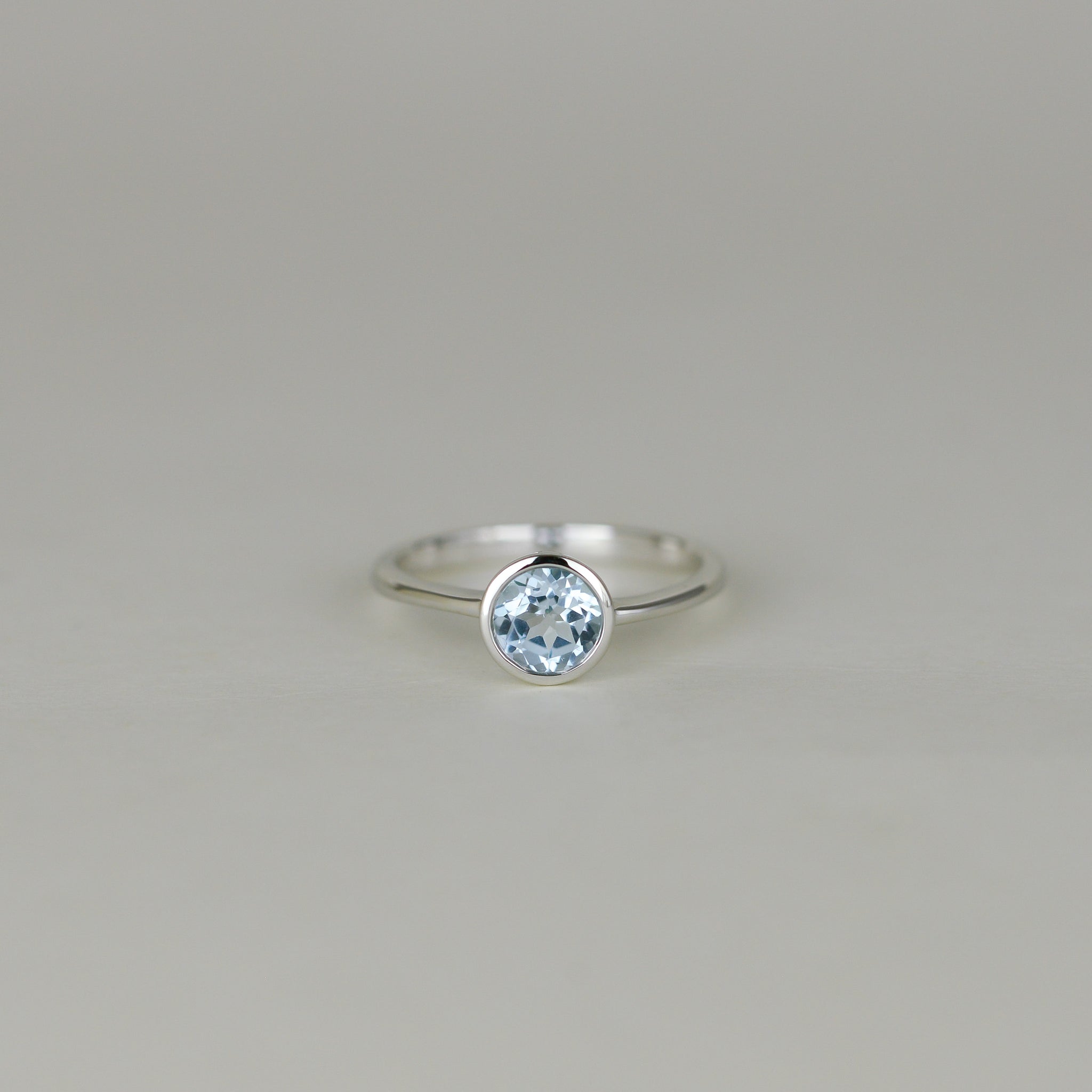 9ct White Gold 1.04ct Round Blue Topaz Ring