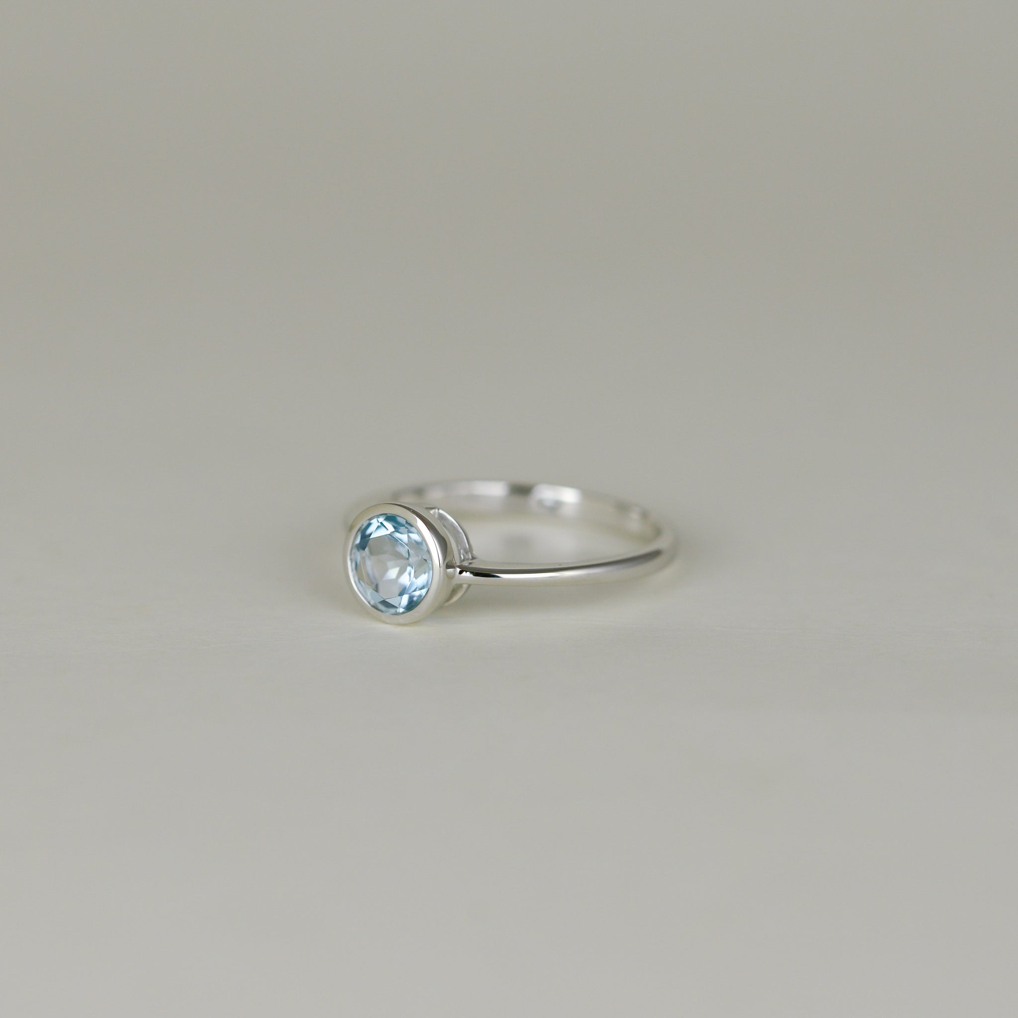 9ct White Gold 1.04ct Round Blue Topaz Ring