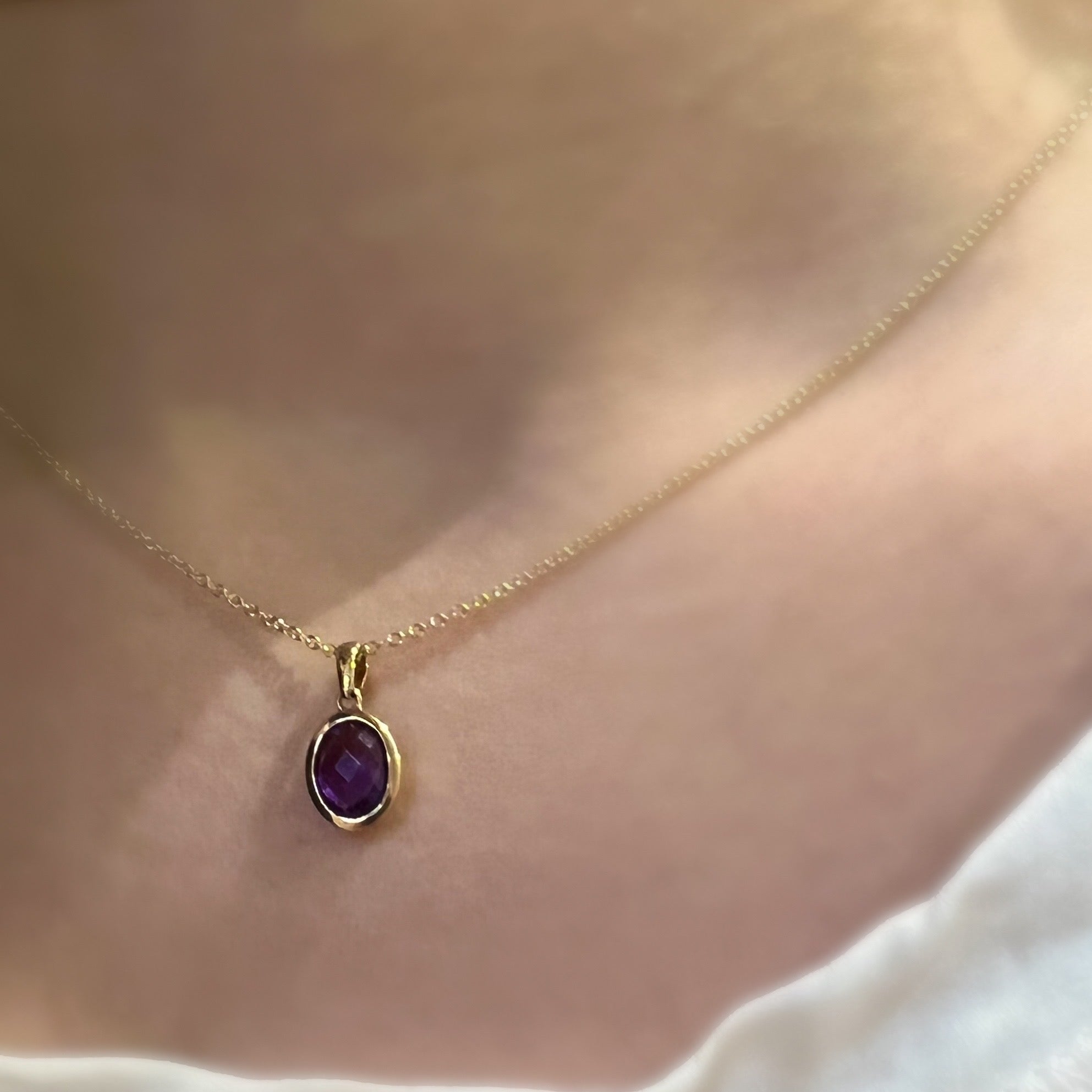 9ct Yellow Gold 1.14ct Oval Cabachon Amethyst Pendant